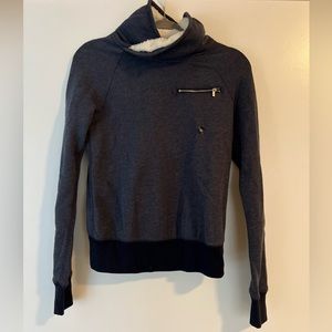 Abercrombie & Fitch Women’s navy blue crewneck with fuzzy collar size XS